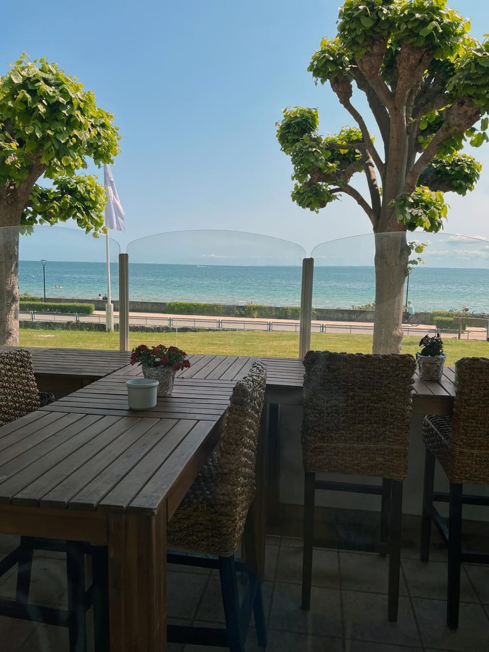 View (from property/room), Balcony/Terrace, Seating area, Beach, Sea view