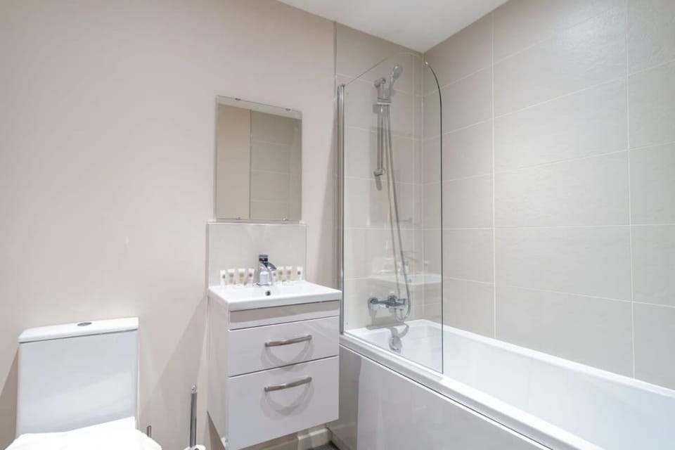 Spacious & Bright 2 Bed Apartment Manchester Apartment in Salford
