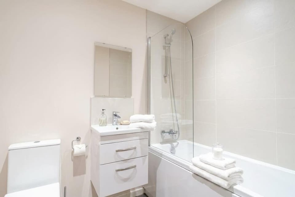 Spacious & Bright 2 Bed Apartment Manchester Apartment in Salford