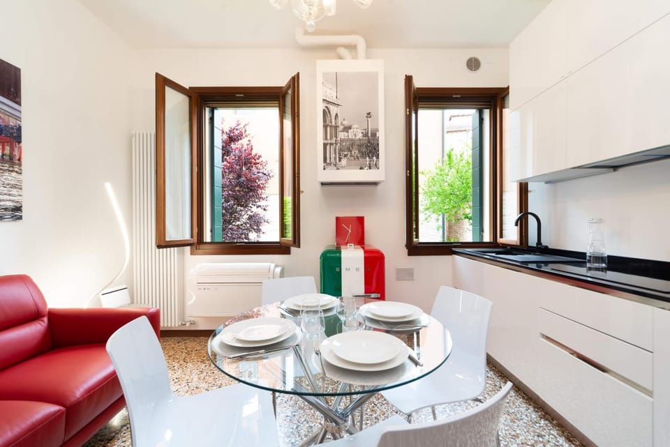 Kitchen or kitchenette, Living room, Dining area, Garden view, Inner courtyard view, stove