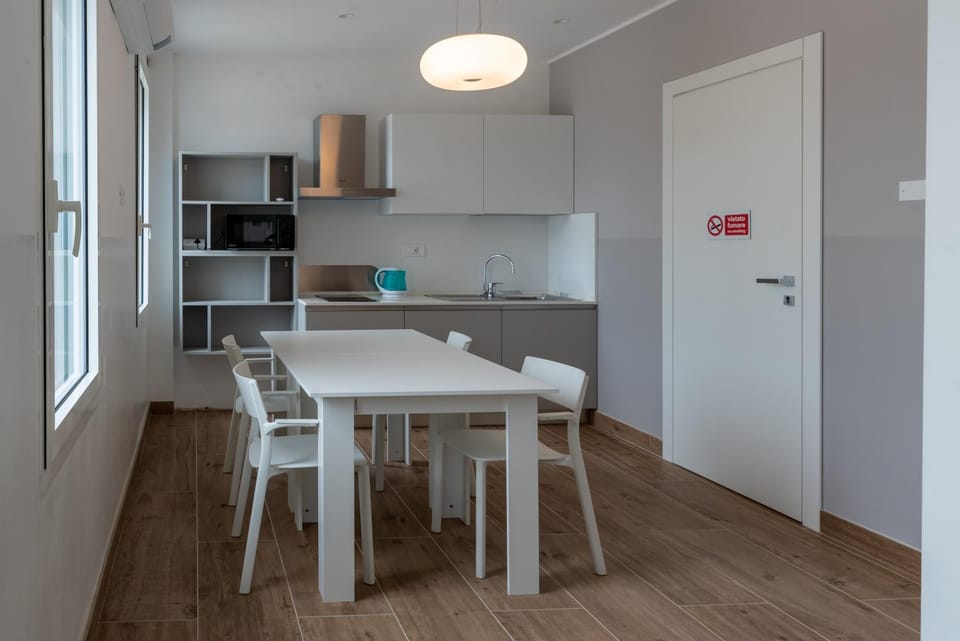 Restaurant/places to eat, Kitchen or kitchenette