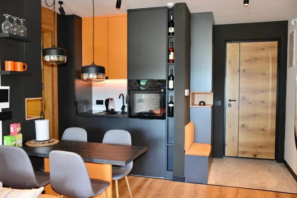 Coffee/tea facilities, Kitchen or kitchenette, Dining area, oven, stove