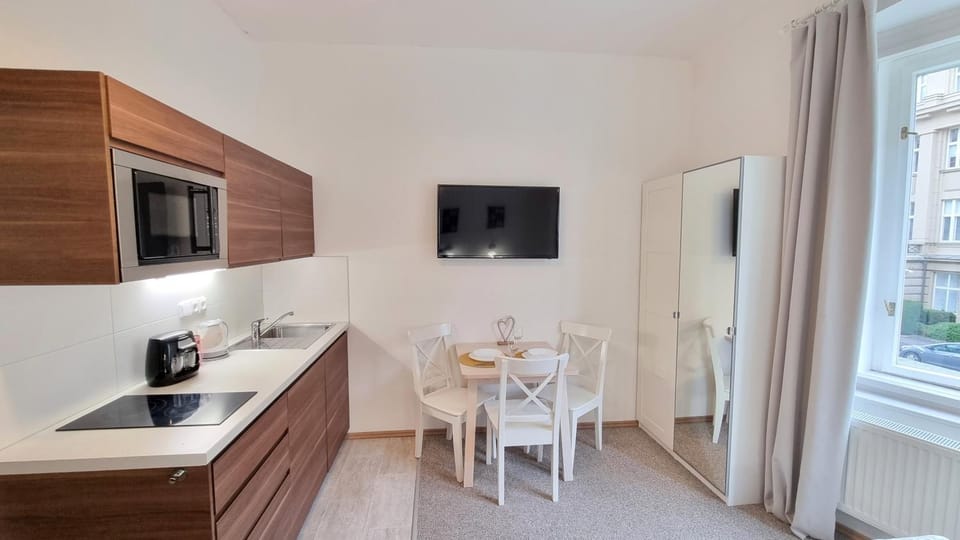 Kitchen or kitchenette, Dining area