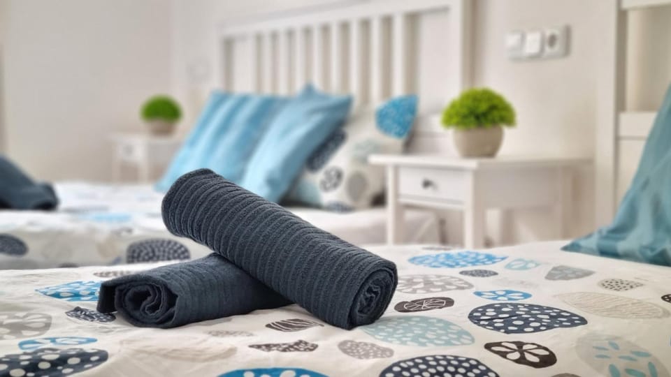 Bed, towels