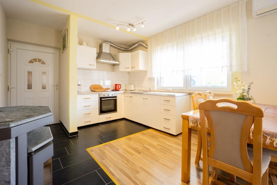 Kitchen or kitchenette, Dining area, pet friendly, stove