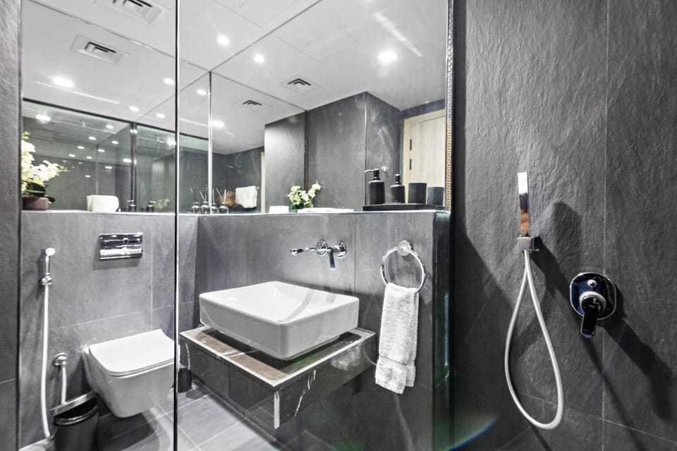 Shower, Toilet, Bathroom, towels