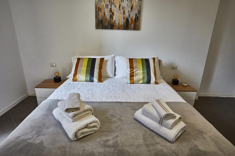 Bed, Photo of the whole room, Bedroom, towels