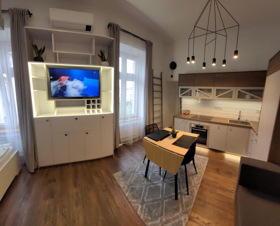 TV and multimedia, Kitchen or kitchenette, Living room, Seating area