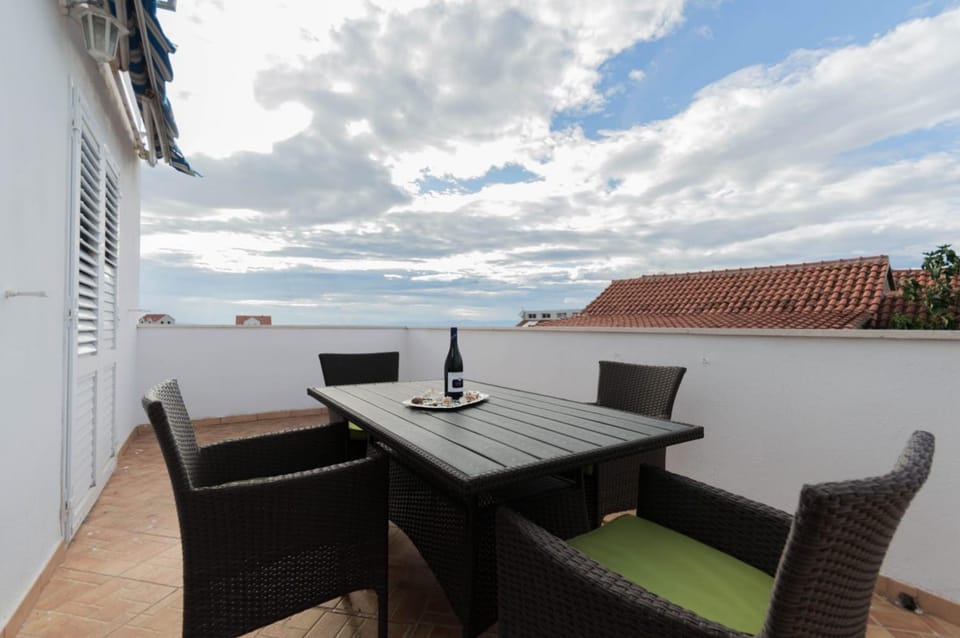 View (from property/room), Balcony/Terrace, Seating area, Sea view
