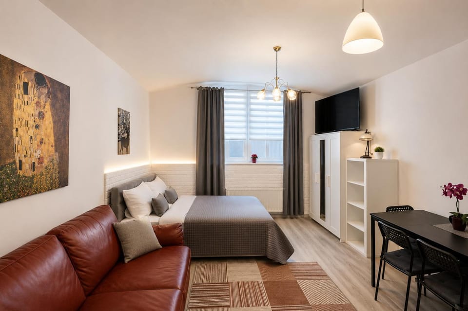 Bed, TV and multimedia, Living room, Seating area, Dining area