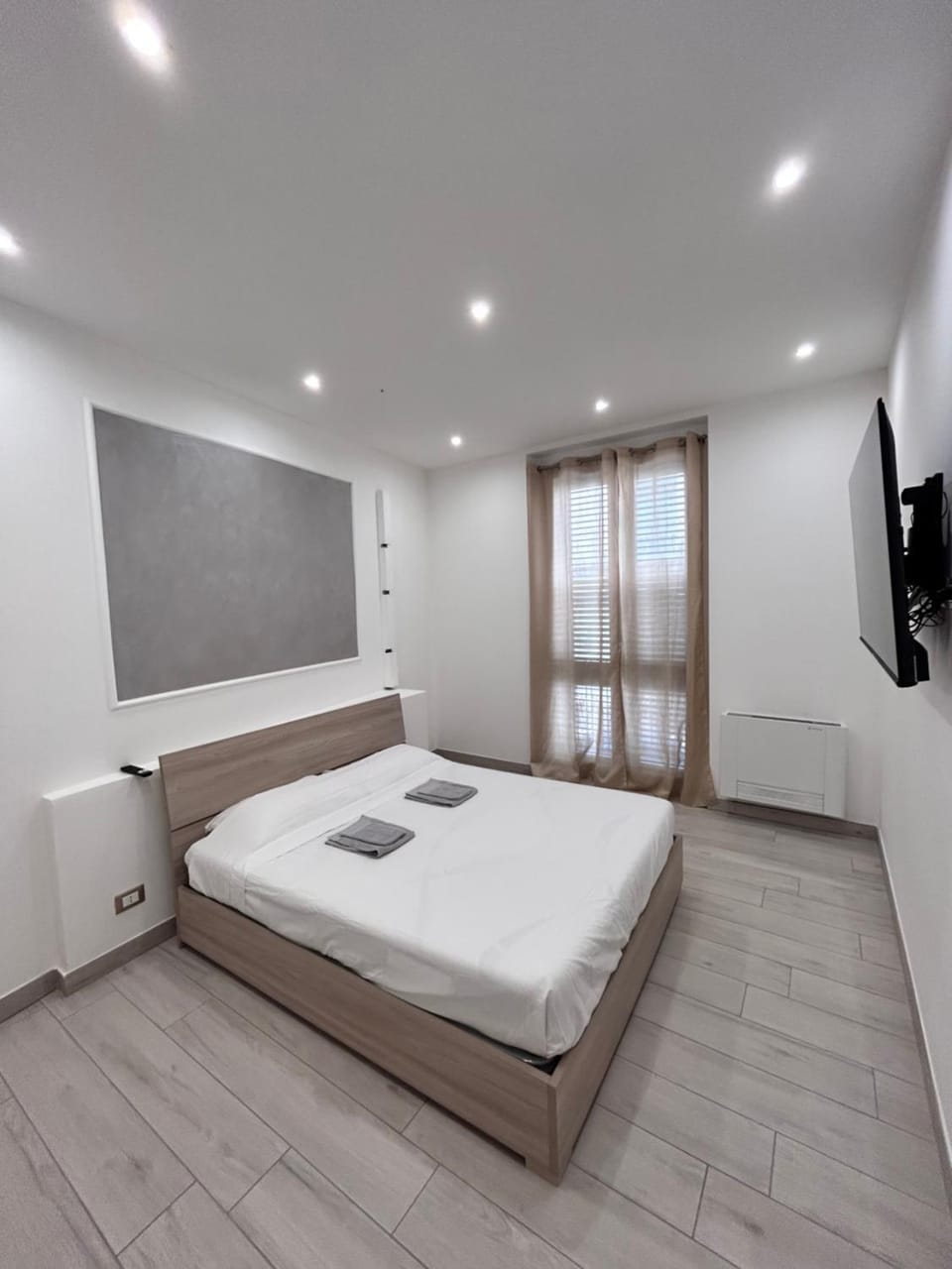 Bed, TV and multimedia, Photo of the whole room, Bedroom