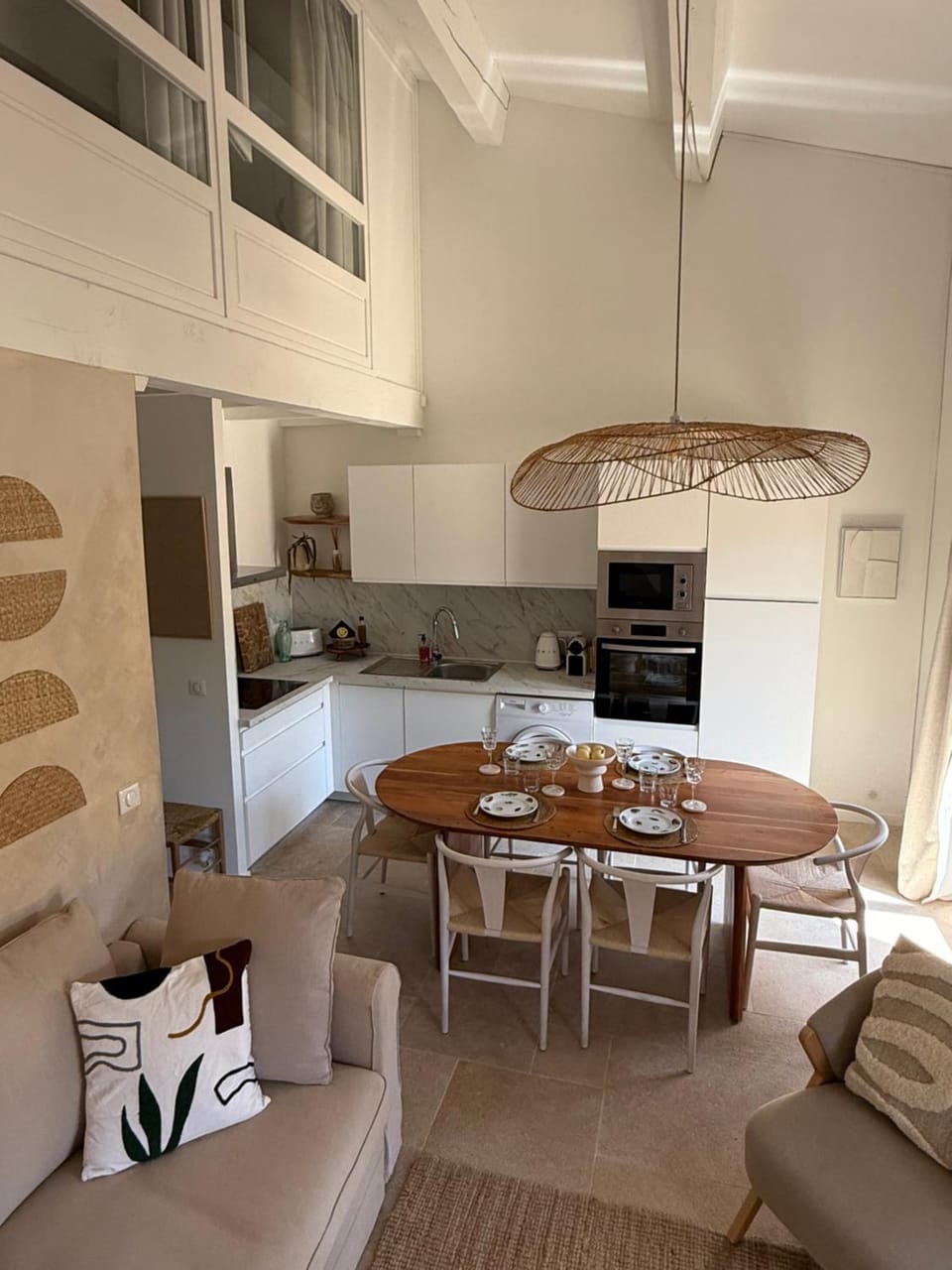 Kitchen or kitchenette, Living room, Seating area, Dining area