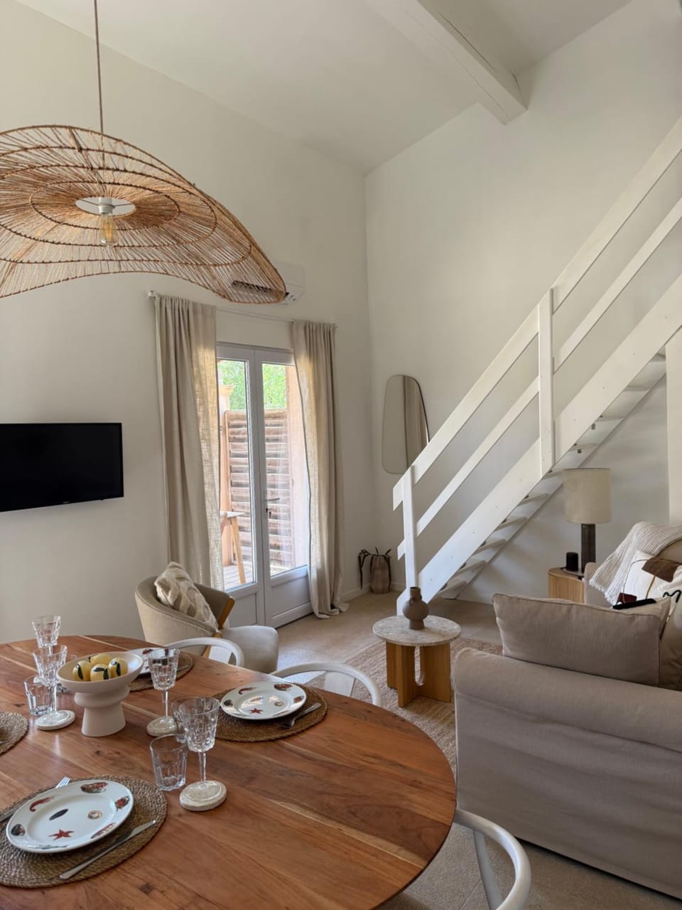 TV and multimedia, Living room, Seating area, Dining area