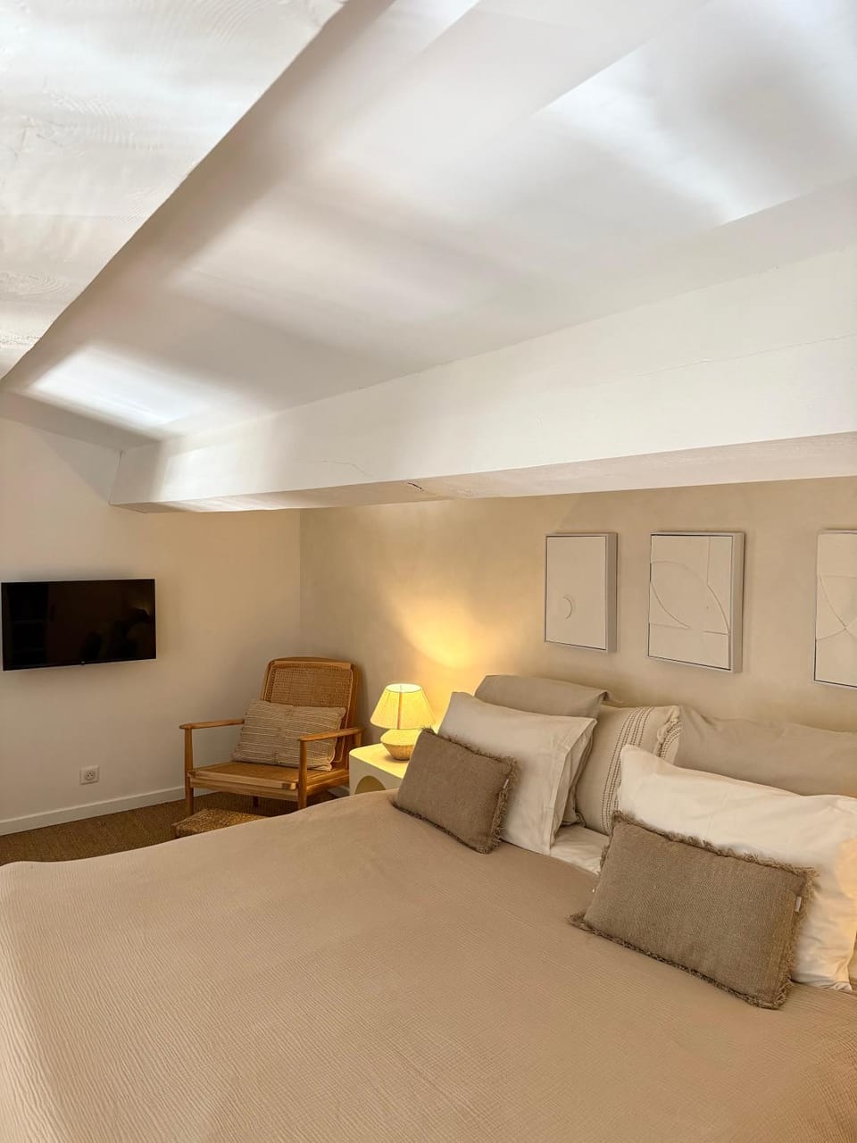 Bed, TV and multimedia, Seating area, Bedroom