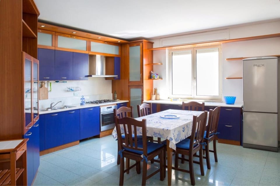 Kitchen or kitchenette, Dining area, pet friendly