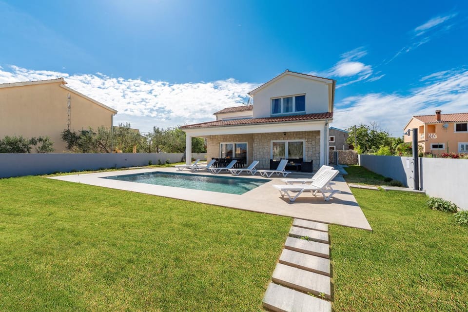 Property building, Garden, Garden view, Swimming pool, sunbed