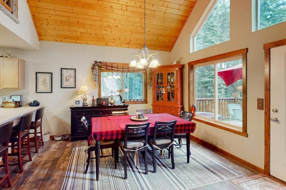 Pine-Loch Sun Retreat House in Roslyn