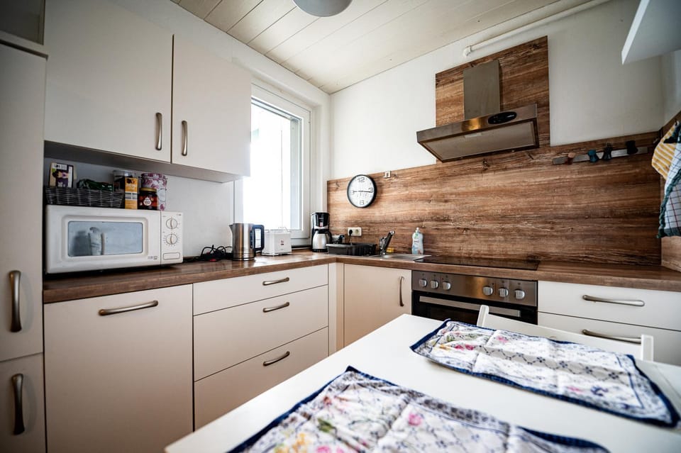 Table tennis, Coffee/tea facilities, Kitchen or kitchenette, Dining area, dishwasher, microwave, stove, toaster, kitchen
