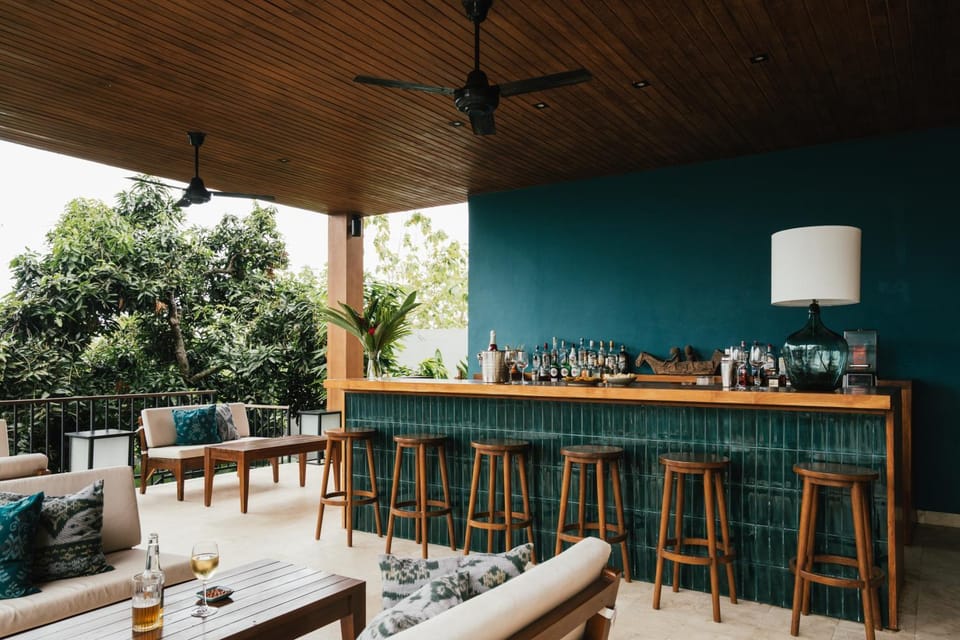 Restaurant/places to eat, Lounge or bar