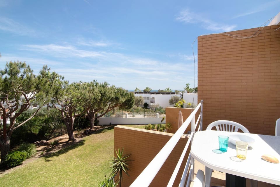 Property building, Balcony/Terrace, Living room