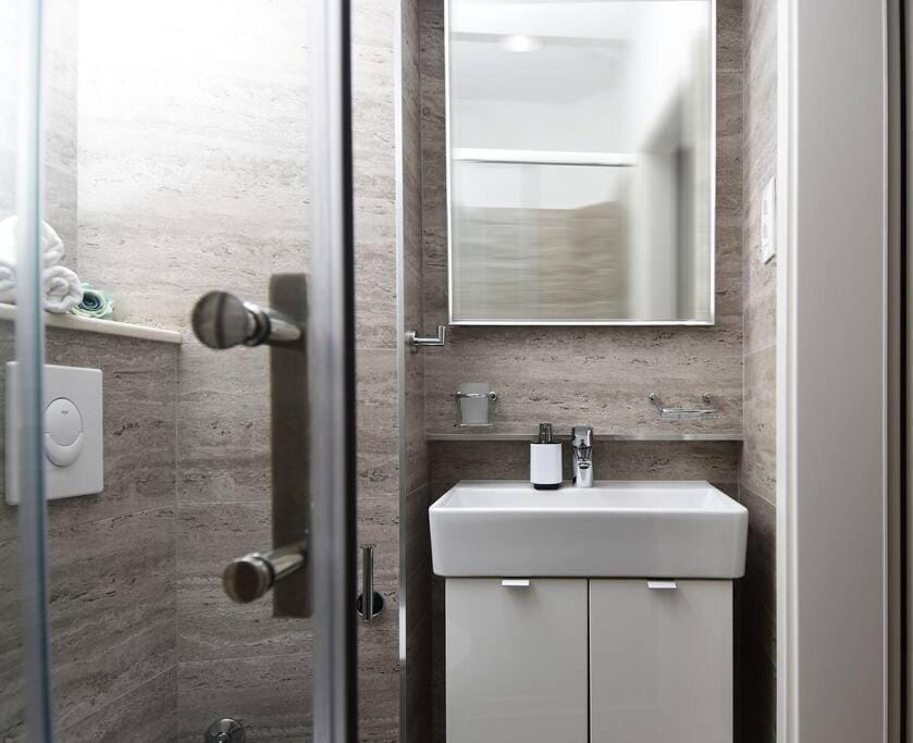 Shower, Bathroom, towels