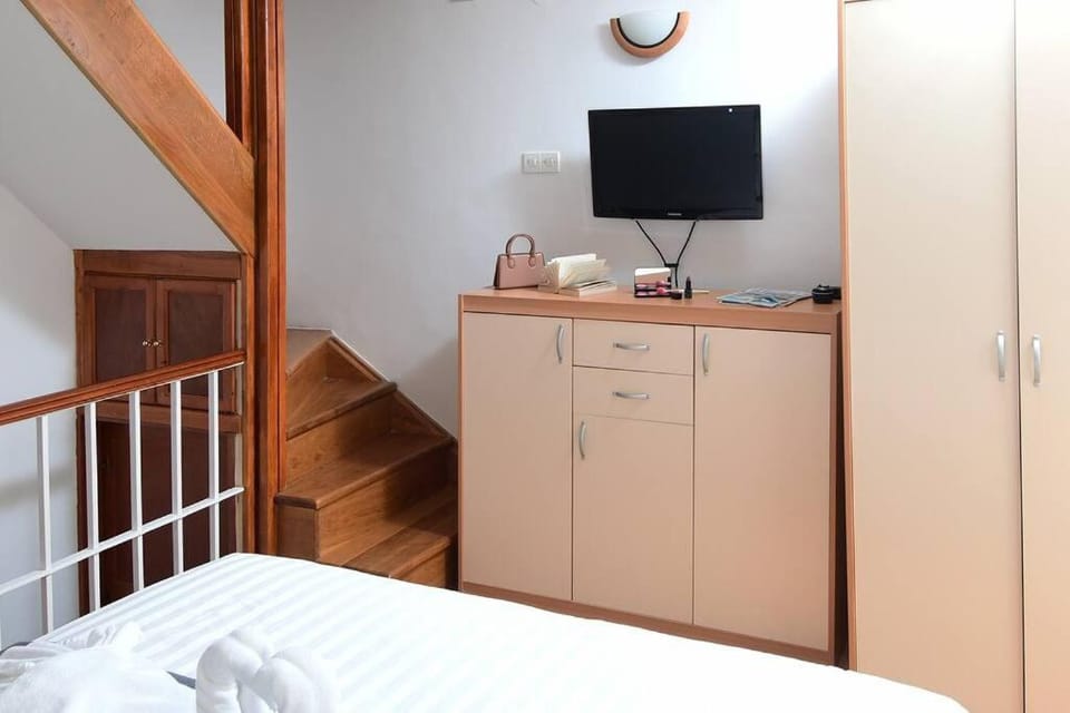 Bed, TV and multimedia, Bedroom, hair dresser