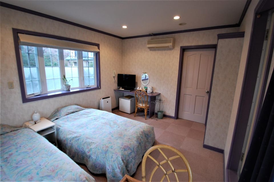 Bed, TV and multimedia, Bedroom, air conditioner