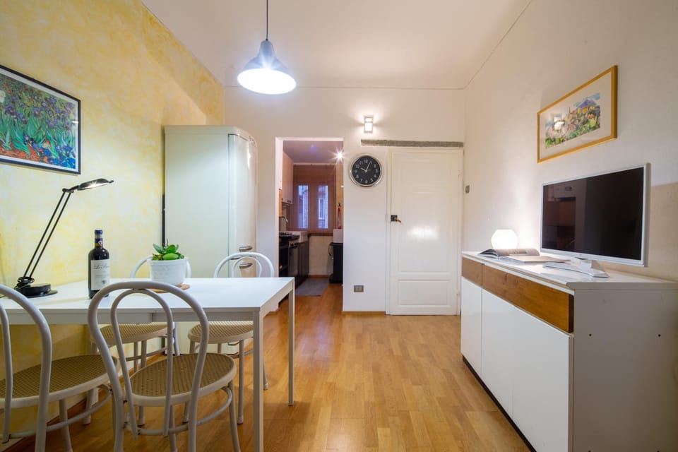 TV and multimedia, Living room, Seating area, Dining area