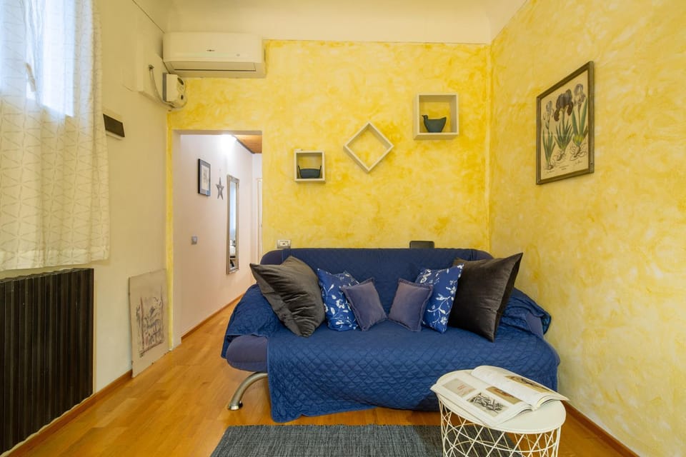 Living room, Seating area, air conditioner