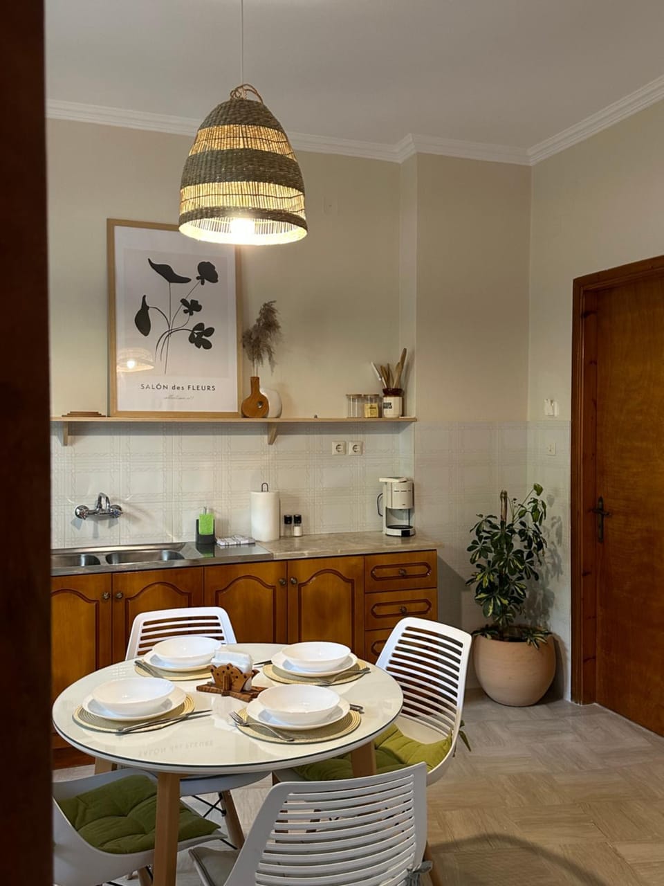 Kitchen or kitchenette, Dining area