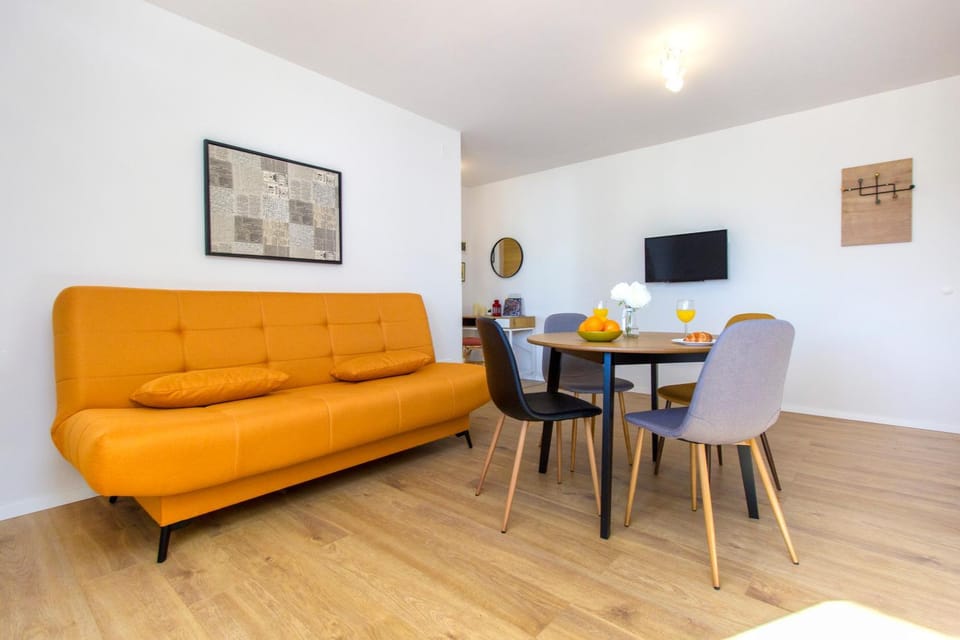 Communal lounge/ TV room, TV and multimedia, Living room, Seating area, Dining area