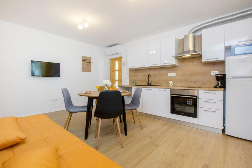 TV and multimedia, Kitchen or kitchenette, Living room, Seating area, Dining area, minibar, pet friendly, stove