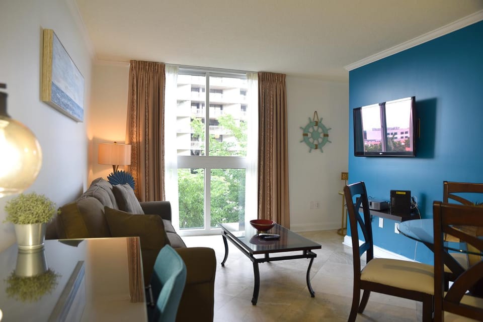 Relaxing Condo Hotel In The Grove, Free Parking Apartment in Coconut Grove