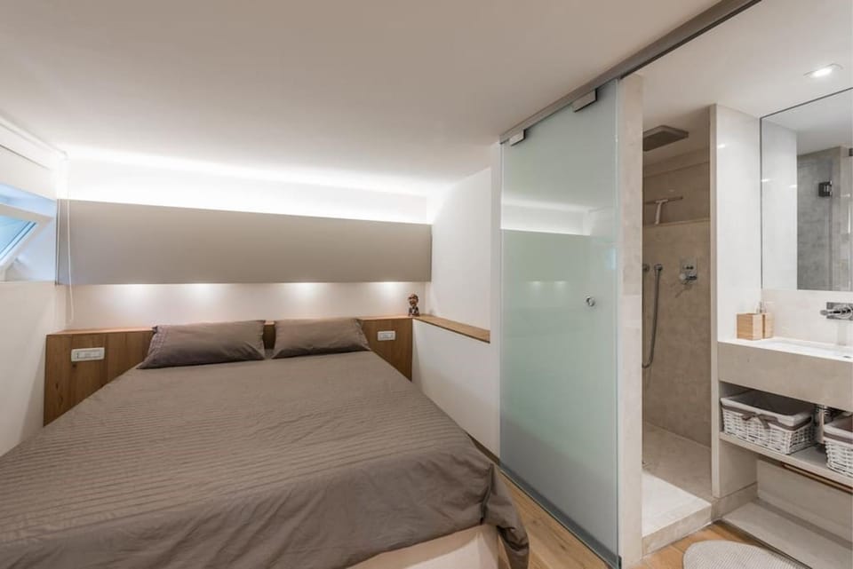 Shower, Bed, Bathroom, Photo of the whole room, Bedroom, towels