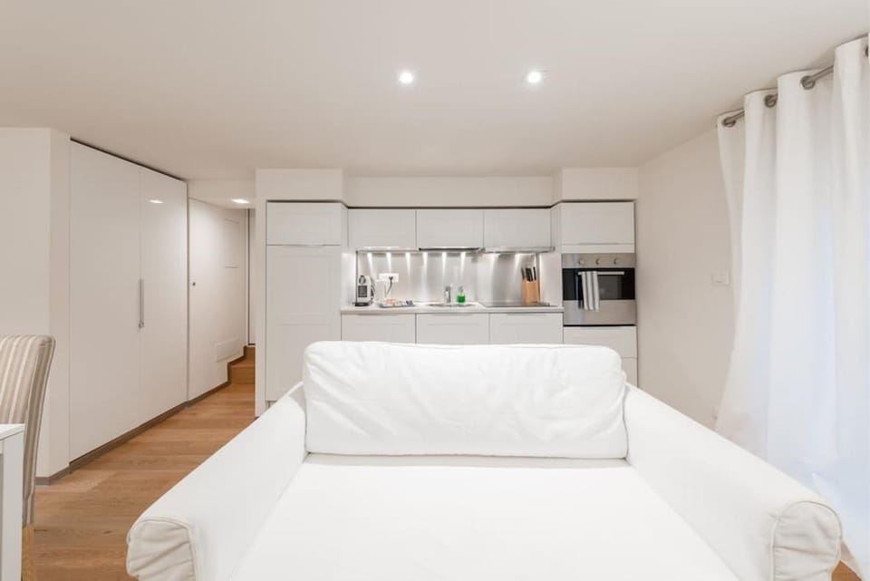 Coffee/tea facilities, Kitchen or kitchenette, minibar, Internal: Not applicable to any particular room