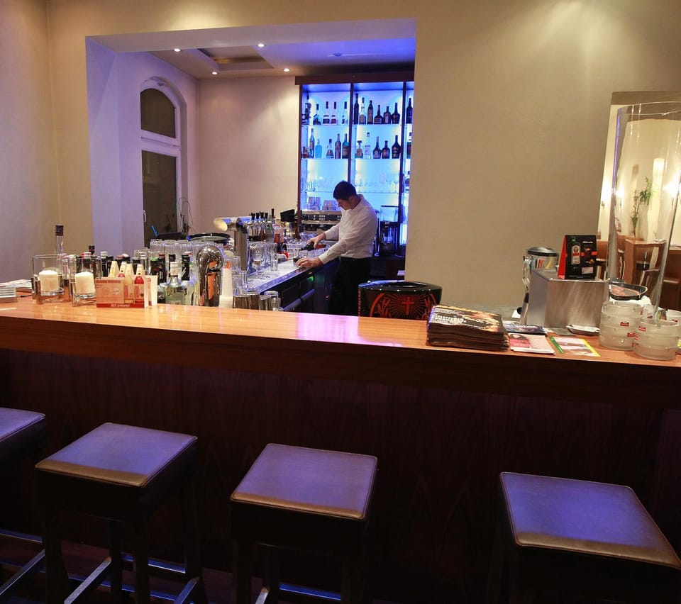 Restaurant/places to eat, On-site shops