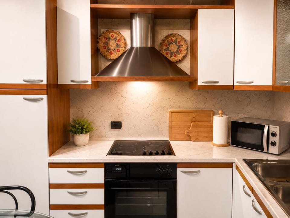 GoldenSuitesItaly I Free Parking, near the beach, Netflix e Wifi Apartment in Peschiera del Garda