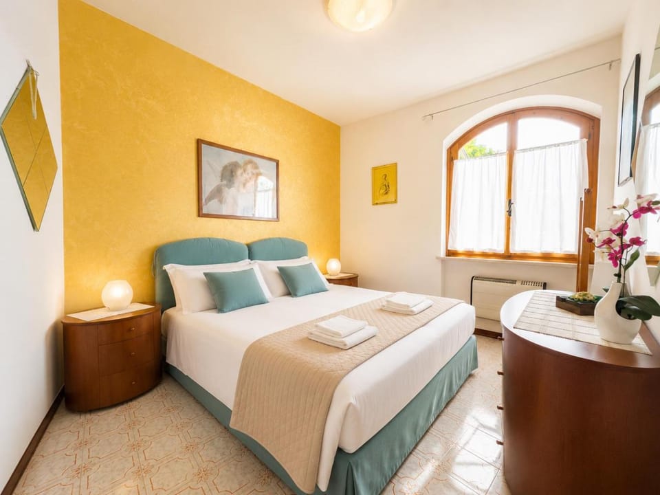 GoldenSuitesItaly I Free Parking, near the beach, Netflix e Wifi Apartment in Peschiera del Garda