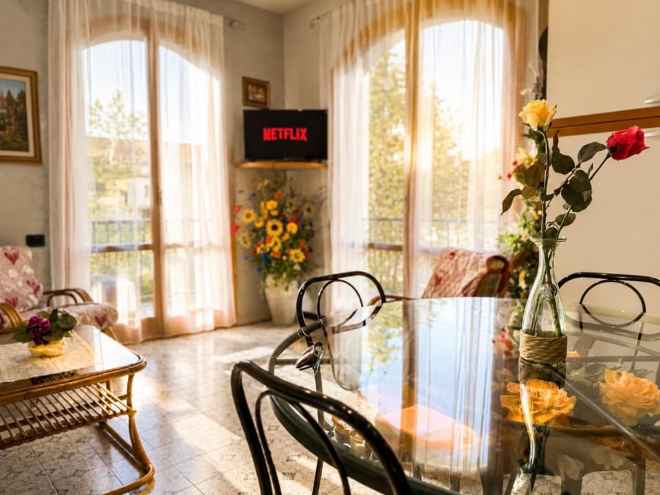 GoldenSuitesItaly I Free Parking, near the beach, Netflix e Wifi Apartment in Peschiera del Garda