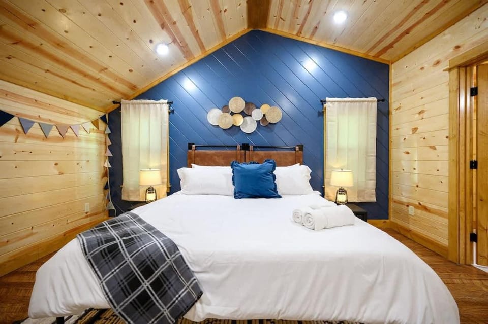 Massive Hochatown Lodge W Spa, Basketball & More House in Broken Bow