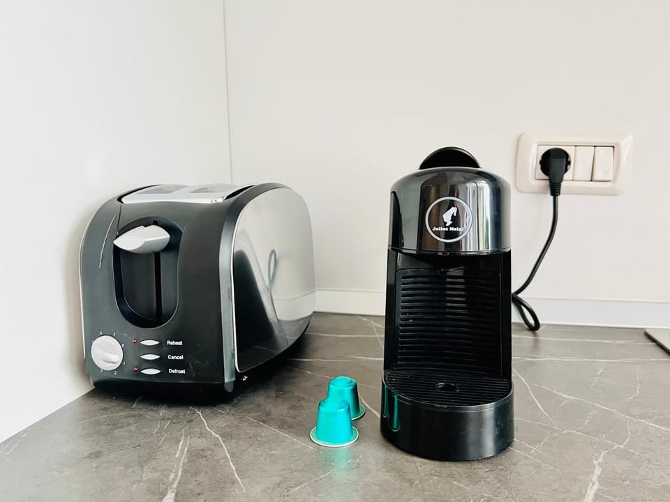 Coffee/tea facilities, toaster