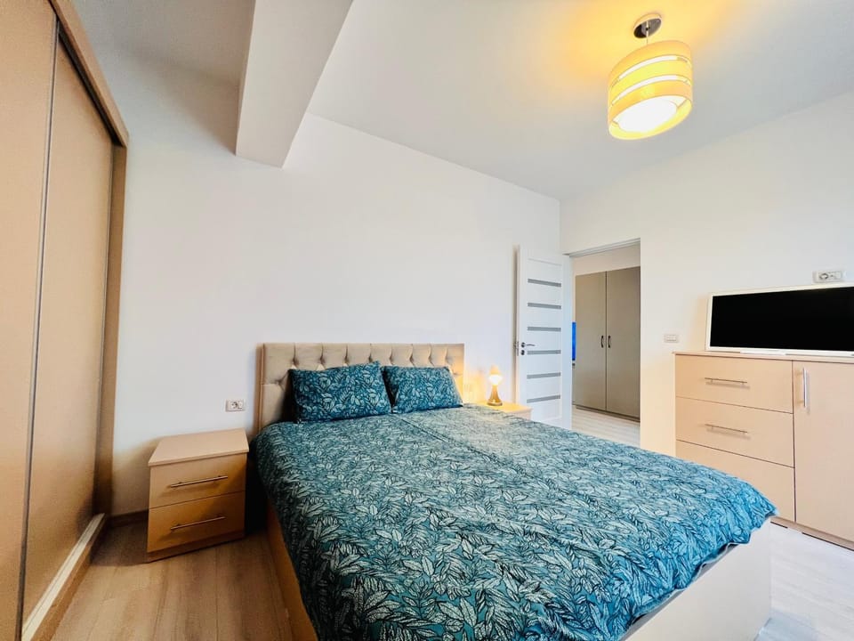 Bed, TV and multimedia, Photo of the whole room, Bedroom