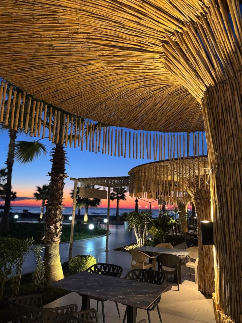 Restaurant/places to eat, Pool view