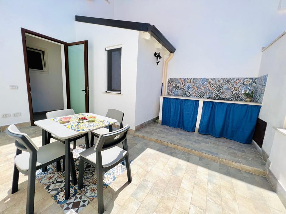 Property building, Balcony/Terrace, Kitchen or kitchenette