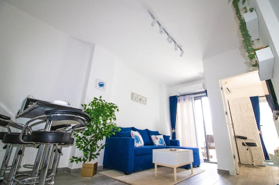TV and multimedia, Living room, Seating area, air conditioner