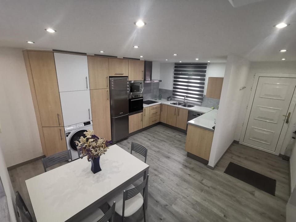 Kitchen or kitchenette, Dining area
