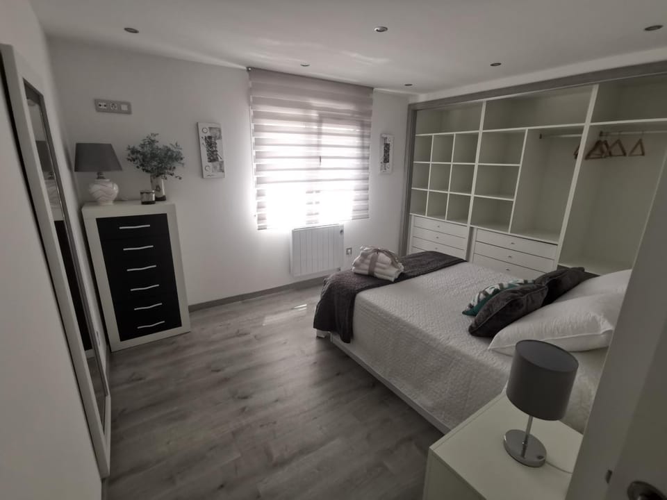 Photo of the whole room, Bedroom
