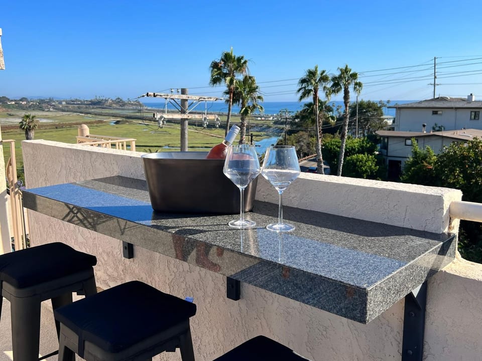 Water and sunset views in dreamy Cardiff by the sea House in Cardiff