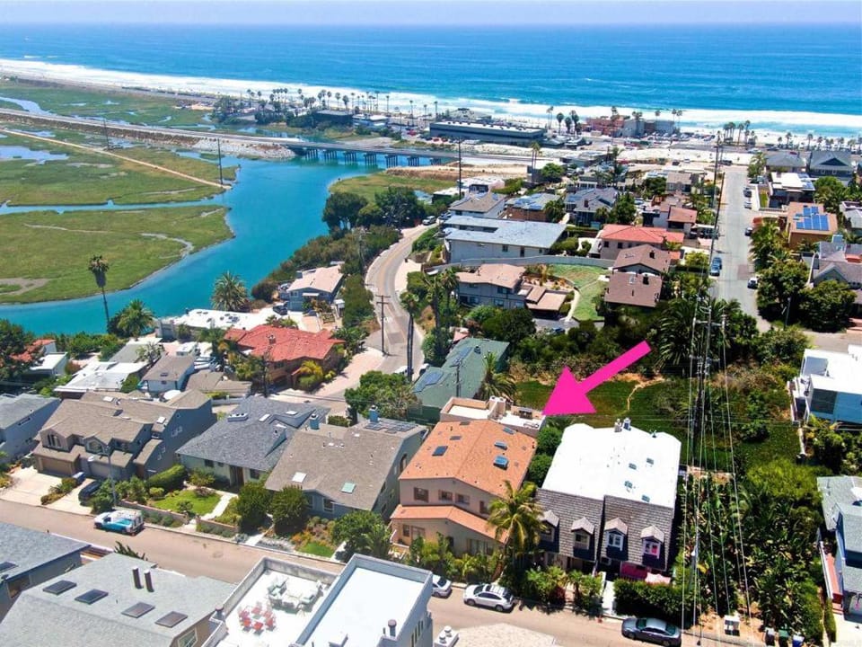 Water and sunset views in dreamy Cardiff by the sea House in Cardiff