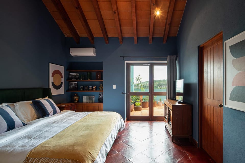 Bed, Photo of the whole room, Bedroom